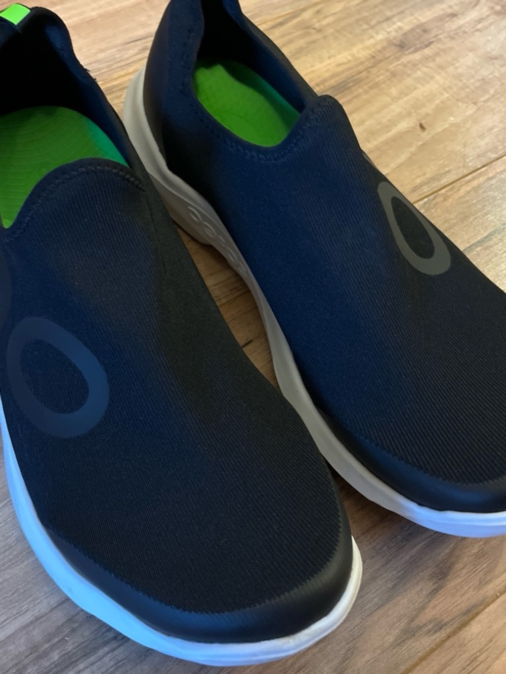 OOFOS Men's Black Slip-On Loafers with Green Insole